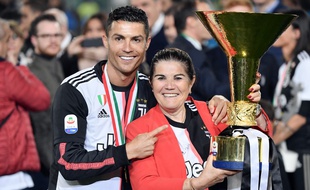 Cristiano Ronaldo et sa mère, après le scudetto remporté par la Juve en mai 2019.