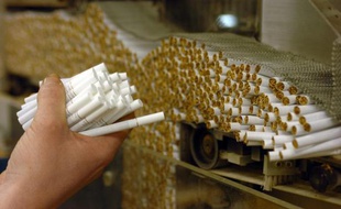 Une chaîne de fabrication de cigarettes à l'usine de la Seita à Carquefou, près de Nantes, en 2007