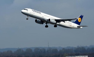 Un avion de la compagnie Lufthansa quitte l'aéroport de Duesseldorf en Allemagne, le 26 mars 2015
