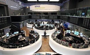 Les marchés européens ont fini en ordre dispersé jeudi après la décision de la Réserve fédérale américaine (Fed) de continuer à réduire son soutien monétaire, ce qui pourrait exacerber les tensions sur les marchés émergents.