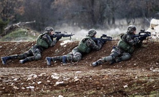 Un soldat est mort et deux autres ont été blessés vendredi lors d'un exercice sur le camp militaire de Canjuers (Var), a-t-on appris auprès du Sirpa Terre.