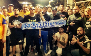 Des supporters des Tigres posent avec une écharpe de l'OM.