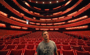 François Bolonne, le régisseur principal de scène, dans la salle à l'italienne du TNN