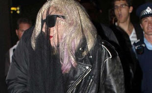 Lady Gaga, à son arrivée dans l'aéroport d'Auckland (Nouvelle Zélande), le 11 Mars 2010