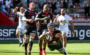 L'ailier du Stade Toulousain Cheslin Kolbe marque contre La Rochelle, le 12 septembre 2020.