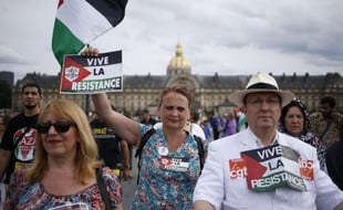 Quelques centaines de manifestants sont venus soutenir le peuple palestinien le 20 août 2014 sur l'esplanade des Invalides à Paris