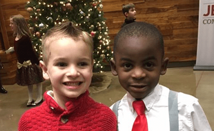 Du haut de leurs 5 ans, Jax (à gauche) et Reddy (à droite) sont amis et pensent que seuls leurs cheveux les différencient. (Photo postée le 24 février 2017)