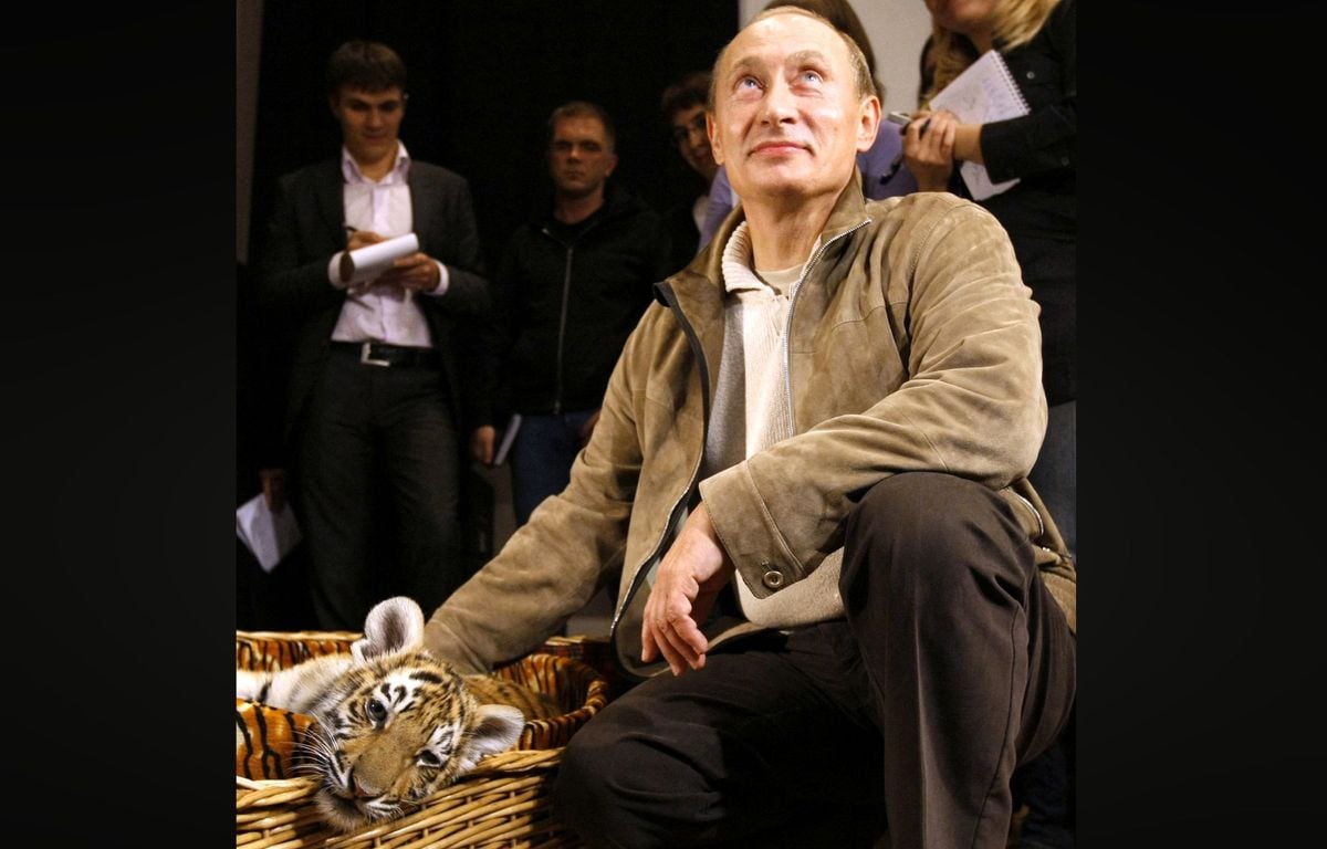 Vladimir Poutine : En images, les cadeaux d'anniversaire improbables reçus le président russe au fil des ans