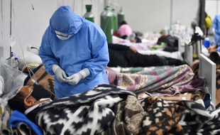 Un agent de santé s'entretient avec un patient du service spécialisé Covid-19 de l'hôpital Honorio Delgado d'Arequipa, au Pérou, le 18 juin 2021.