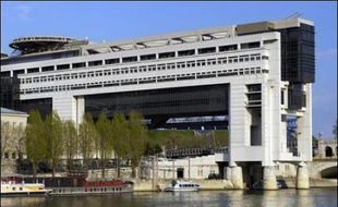 L'OCDE a appelé jeudi la France à poursuivre ses efforts en vue de réduire sa dette publique, au moment où le nouveau gouvernement veut au contraire lâcher du lest sur les déficits afin de relancer la croissance via surtout une baisse des impôts.