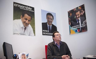 Daniel Barois, adjoint au maire de Vanves, dans la permanence UMP de sa ville, le 19 janvier 2012.