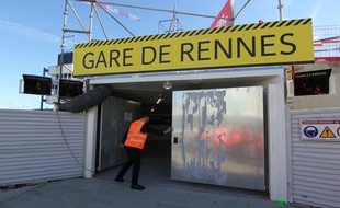 Une signalétique a été installée en gare de Rennes pour guider les voyageurs pendant les travaux.