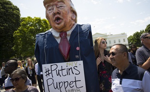 Un manifestant porte une marionnette de Donald Trump, pour demander une investigation indépendante sur les liens entre le président américain et la Russie, après l'éviction de James Comey, le patron du FBI, à Washington le 10 mai 2017.