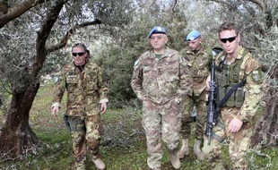 Le commandant en chef des Casques bleus au Liban, le général Graziano (au centre) inspecte l'endroit d'où sont parties des roquettes Katyoucha visant Israël, le 8 janvier 2009.