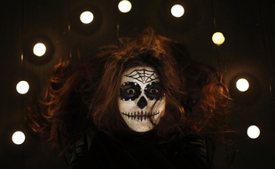 Une petite fille fête Halloween à Nice (Illustration)