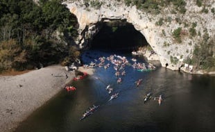 Les 26e Marathon et Challenge des Gorges de l'Ardèche ont de nouveau célébré, samedi, l'histoire d'amour qui unit ce site exceptionnel, témoignage géologique d'une érosion spectaculaire, aux pagayeurs en eaux libres, "pros" et amateurs, français et étrangers.