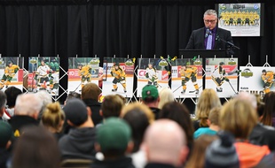 Kevin Garinger, le président de l'équipe de hockey des Broncos de Humboldt, lors de l'hommage aux victimes de l'accident de bus, le 8 avril 2018, à Humboldt au Canada.