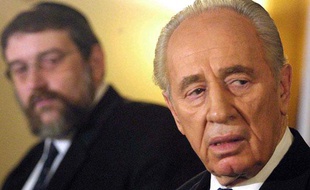 Shimon Peres annonce qu'Israël quitte la conférence contre le racisme de Durban en 2001