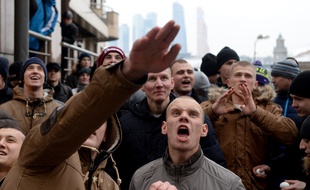 Des manifestants russes devant l'amabssade turque à Moscou, le 25 novembre 2015