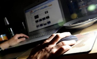 Dans un bureau qui sent encore la peinture fraîche, les cyberdouaniers repèrent depuis leurs écrans d'ordinateurs les trafics de contrefaçons, de drogue et de tabac qui prolifèrent sur internet pour tenter d'y mettre fin au terme de longues enquêtes.