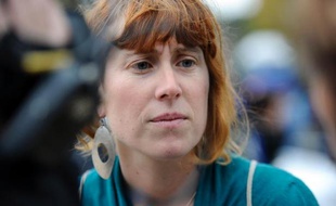 La soeur d'Aurore Martin, Emilie Martin, est convoquée le 5 novembre à Madrid par l'Audience nationale (juridiction spécialisée notamment dans les affaires de terrorisme), qui souhaite l'entendre dans l'enquête sur Herrira, groupe de soutien aux membres emprisonnés de l'ETA, a-t-on appris lundi de source proche du dossier.