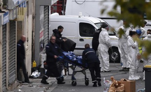 Un corps est sorti de l'immeuble où étaient retranchés des jihadistes présumés, après l'assaut donné par les forces de sécurité le 18 novembre 2015 à Saint-Denis