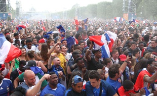 La fan zone de Paris, au pied de la Tour Eiffel, lors de la finale de l'Euro 2016 entre la France et le Portugal.