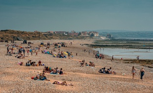 Une plage, entre les caps Blanc-Nez et Gris, aux portes de Sangatte (Pas-de-Calais)