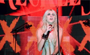 Avec ses faux airs de Courtney Love, Taylor Momsen a enflammé la scène du VIP Room, vendredi dernier à Paris.