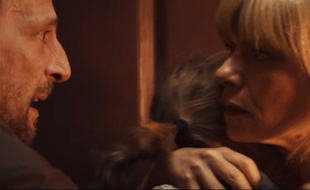 Mathieu Kassovitz et Marina Foïs dans un spot du Collectif pour une nation refuge.