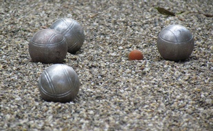 Territoire de Belfort: Il se pointe nu devant des gens et leur lance des boules de pétanque (Illustration)