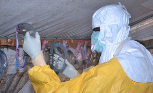 Un personnel soignant en combinaison de protection contre le virus Ebola, le 8 décembre 2014.
