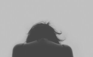 Le premier confinement a entraîné une hausse des états dépressifs notamment chez les femmes et les jeunes.