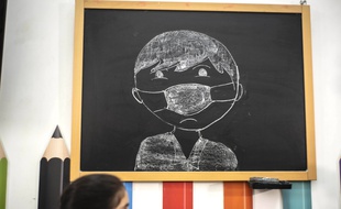 Un dessin d'un enfant portant un masque (illustration)