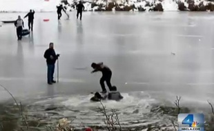 Des paineurs tombent à l'eau le 25/12/2012 sur le lac partiellement gelé Jackson Lake à Wrightwood au nord de San Francisco (Californie).