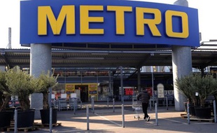 Le géant allemand de la distribution Metro a révisé mardi à la baisse ses prévisions de résultats pour l'année, incriminant un début de saison de Noël faible sur fond de crise en zone euro.