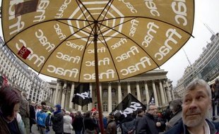 La Fnac, dont la mise en Bourse est prévue jeudi, a catégoriquement démenti lundi tout projet de supprimer 600 postes dans les prochains mois, soit près de 7% de ses effectifs français, dans le cadre d'un plan d'économies de 80 millions d'euros, comme l'écrit Le Parisien ce jour.