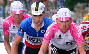 Laurent Jalabert entre Bjarne Riis et Jan Ullrich, le 21 juillet 1998 sur le Tour de France.
