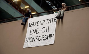 Une manifestation contre le mécénat de BP à la Tate Modern, à Londres, en juillet 2011.