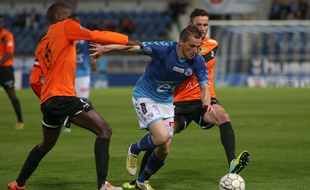 Dimitri Liénard dans la nasse colmarienne lors du derby perdu (1-2) à la Meinau, le 11 avril 2014.
