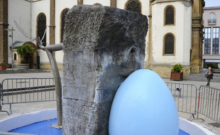 La sculpture d'Alain Mila repeinte par la mairie FN de Hayange (Moselle).