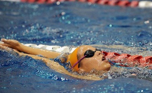 Laure Manaudou s'échauffe dans les bassin du meeting d'Athens (USA) avant la finale 200 m dos.