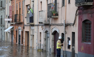 Un pompier dans les rues inondées de Sarra de Ter, en Espagne, le 23 janvier 2020.