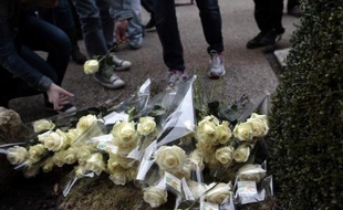 Des fleurs sont déposées devant la mairie de Pont-Audemer en hommage à Alexis Vastine le 10 mars 2015 décédé dans un crash d'hélicoptères en Argentine