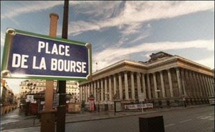 La Bourse de Paris accentuait très nettement sa baisse mardi en fin de matinée, le CAC 40 lâchant 2,75% vers 9H40 GMT pour se rapprocher de la barre des 4.300 points, dans un mouvement de vente massive auquel seul France Télécom échappait.