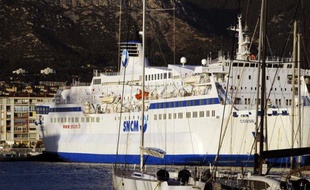 La direction de la Société nationale Corse Méditerranée (SNCM) a provoqué jeudi un coup de théâtre en offrant à la Collectivité territoriale de Corse (CTC) de lui céder l'entreprise pour "un euro symbolique" pour faciliter la création d'une compagnie régionale.