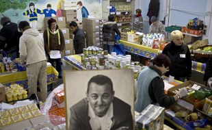 Crédit Agricole, Leclerc, BNP... les annonces de dons se multiplient en faveur des Restos du Coeur, qui avaient affirmé fin décembre avoir besoin de cinq millions pour faire face à l'augmentation des besoins des plus démunis, et au profit d'autres associations caritatives.