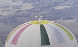 Rémi est sur le sommet de ce ballon, et contemple le paysage, Brut.