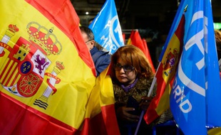 Une sympathisante du Parti populaire (droite) du Premier ministre conservateur Mariano Rajoy, le 20 décembre 2015 à Madrid