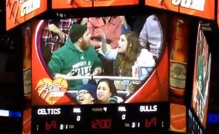 Un couple se dispute lors d'un match de NBA entre les Chicago Bulls et les Boston Celtics, en janvier 2015.